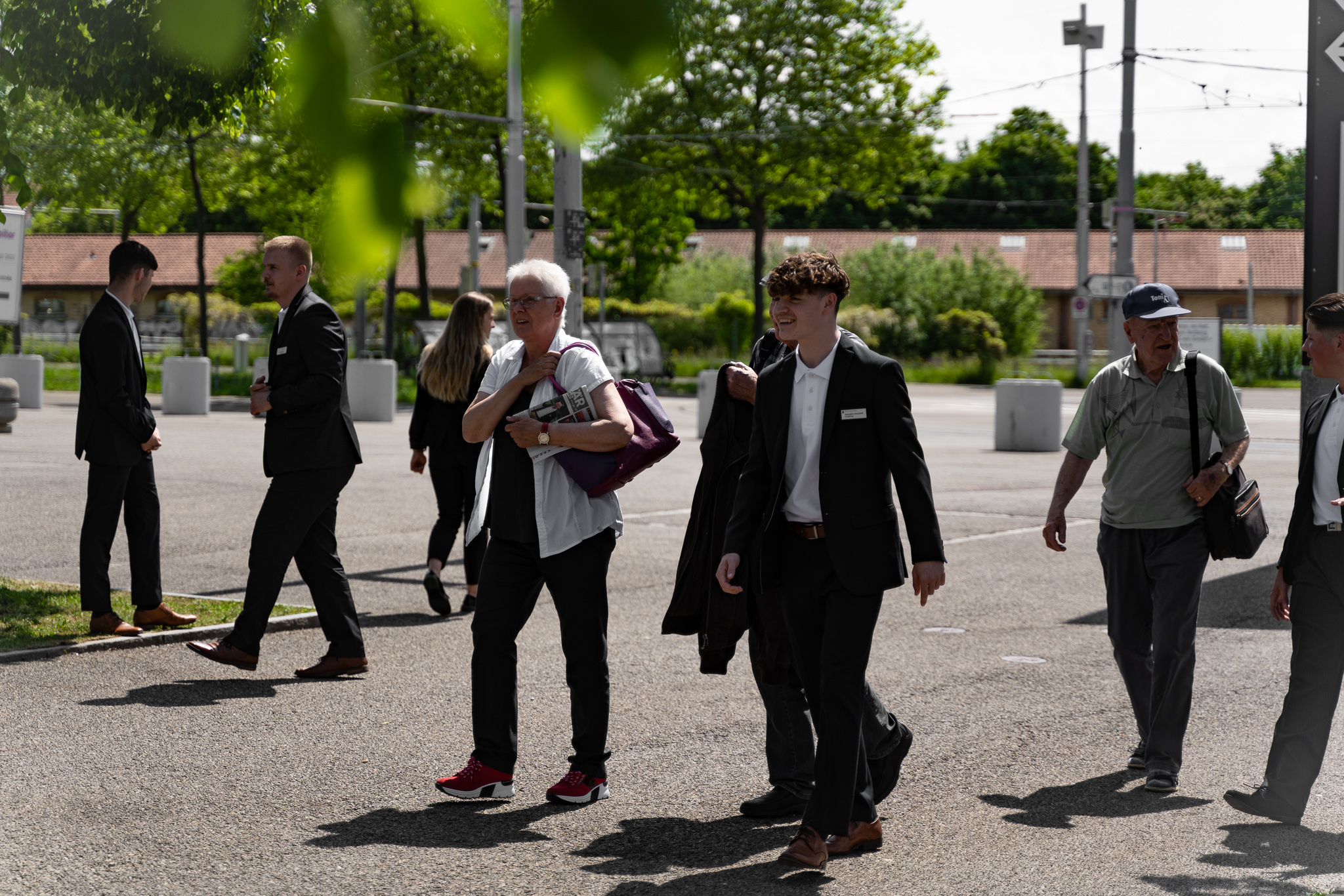 Les apprentis de la BCBE accueillent les actionnaires.