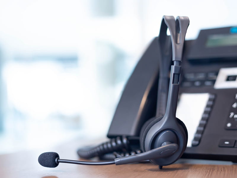 Casque audio et téléphone sur un bureau dans un service clientèle ou centre de support