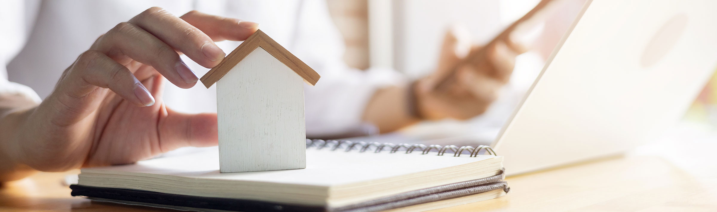 schuldbrief_frau-vor-dem-laptop_hero